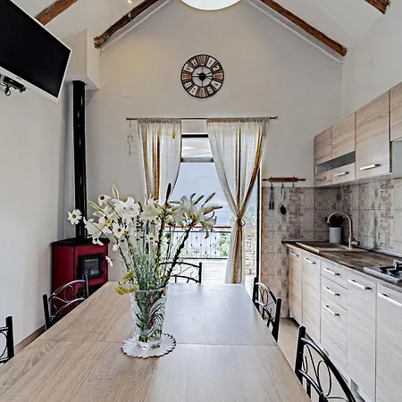 House Komadic Raja * Blato